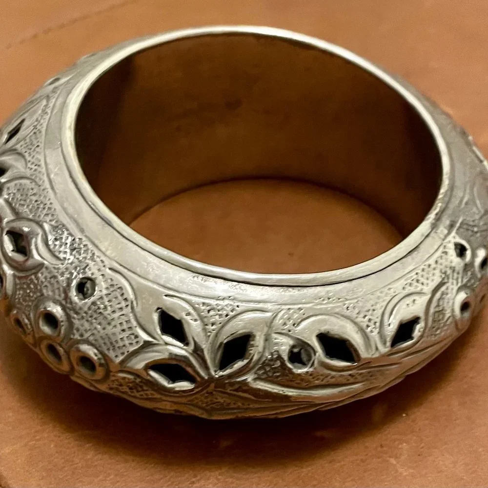VTG Silvertone Floral Cutout Bangle